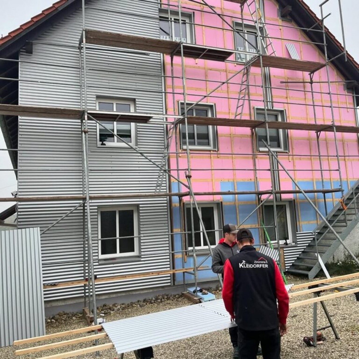 Haus mit Gerüst, teils mit Wellblech verkleidet
