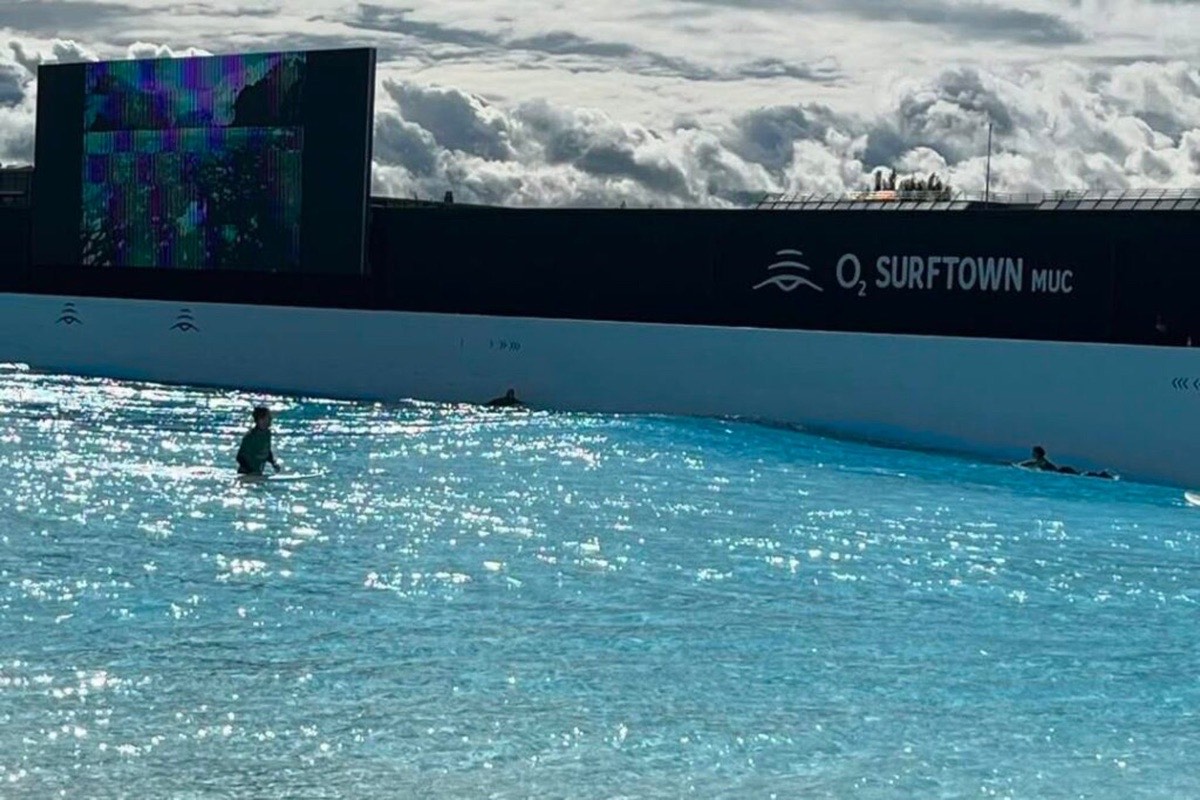 Personen im Wasser einer künstlichen Surfanlage