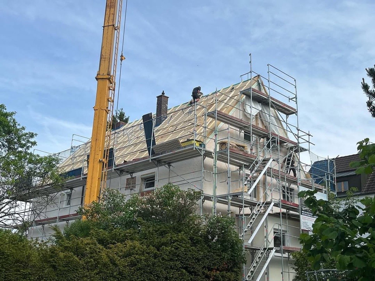 Dachkonstruktion eines Hauses im Bau mit Gerüst